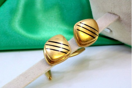 Botões de punho em ouro amarelo com três bandas em formato de losângulos.